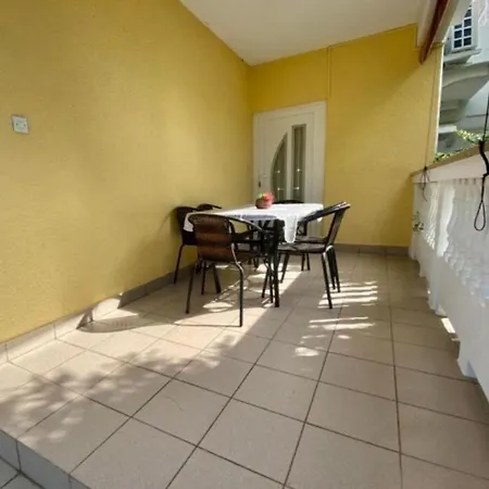 Franciska & Tihomir: Apartment Supetarska Draga